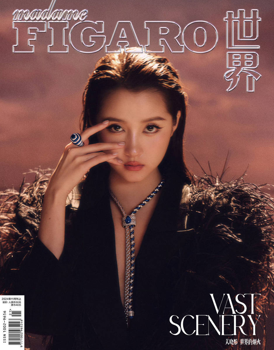 关晓彤直视镜头，展现强大气场。