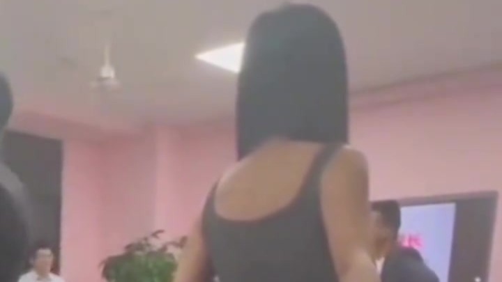 家长会提议没收学生手机，女子：我们家孩子收不了，其他家长随意