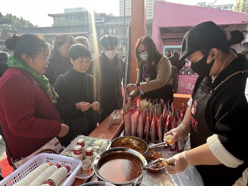 不少人在“打卡”特色美食。