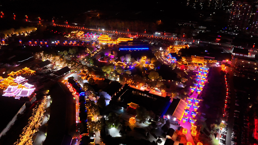 11月16日拍摄的司徒小镇夜景。 澎湃新闻记者 陈鑫露 图