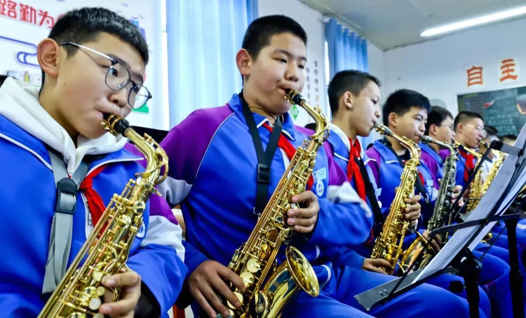 11月28日，张掖市第四中学教学楼前的广场上，同学们正在进行经典民乐合奏表演。