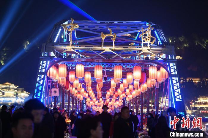 11月22日,甘肃省兰州市黄河两岸,游人游览中山桥。中新社记者 李亚龙 摄