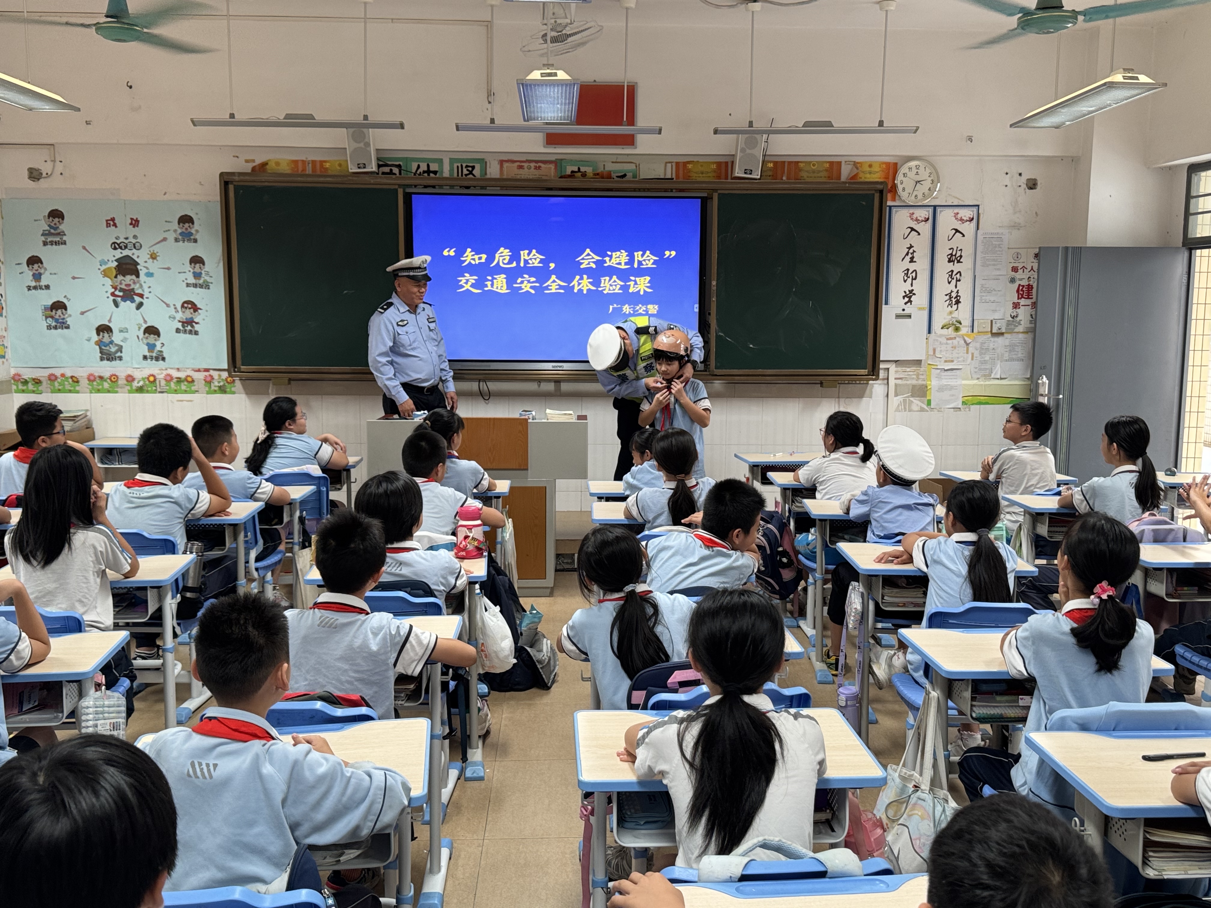 东莞交警石碣大队联合少年交警队开展“知危险,会避险”交通安全体验课进校园活动