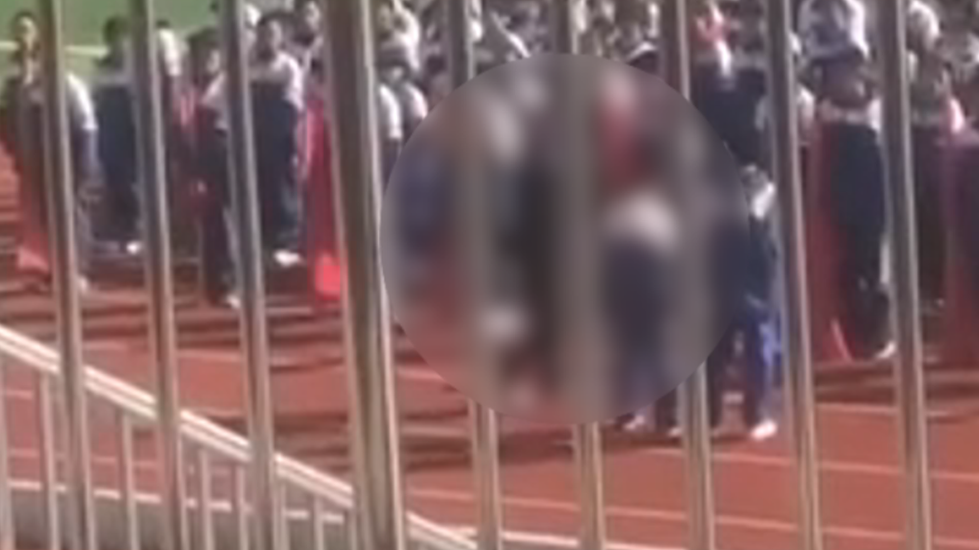 山西一中学老师当众殴打学生，校方：该学生屡次违纪、顶撞老师，家长要求打的