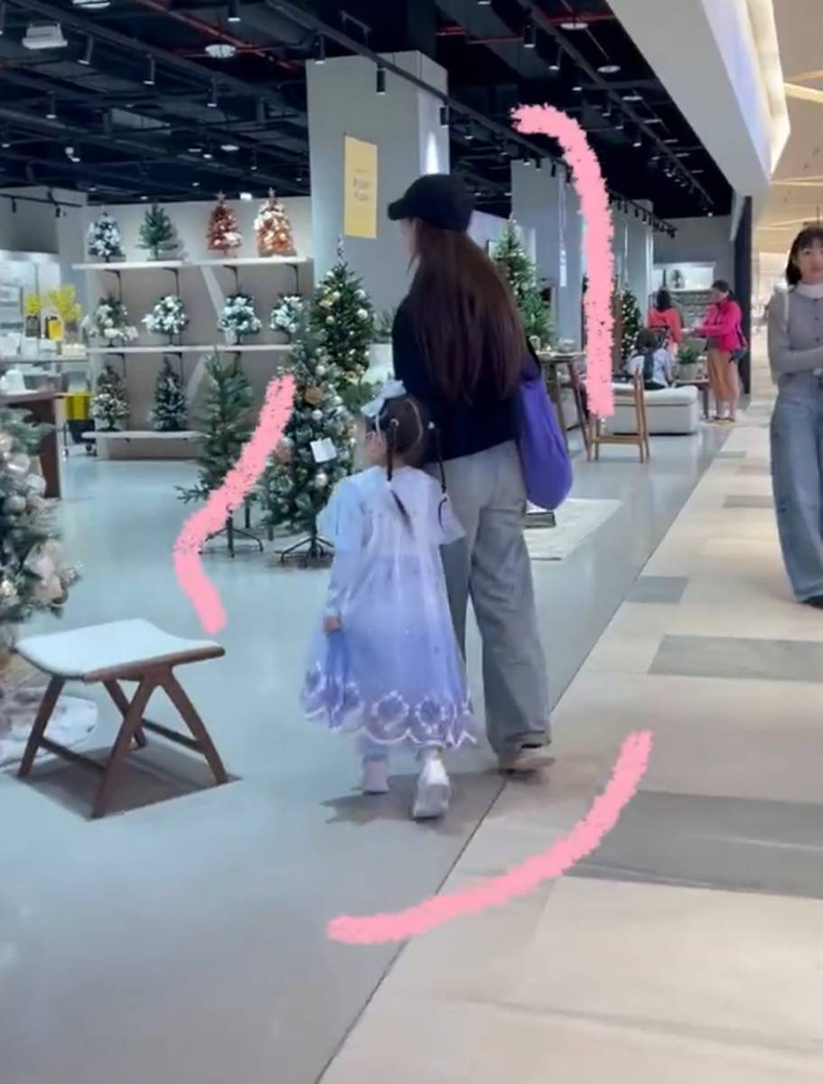 11月24日，郭碧婷在个人社交平台上分享了一段与女儿逛商场的Vlog。
