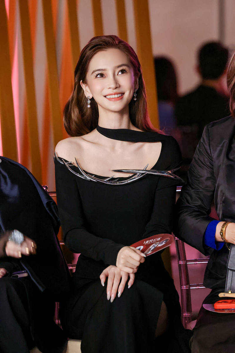 杨颖展现出名媛般的高雅气质。
