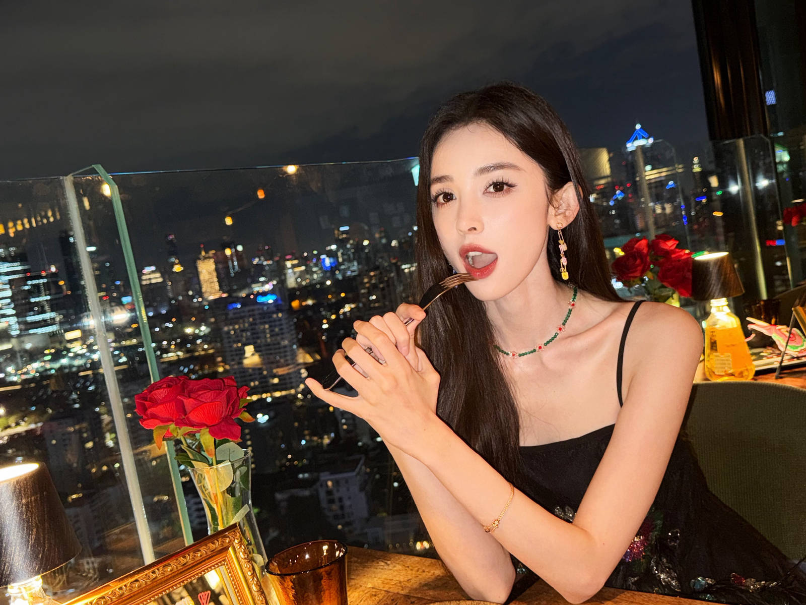 娜扎嘴唇微张，风姿绰约。
