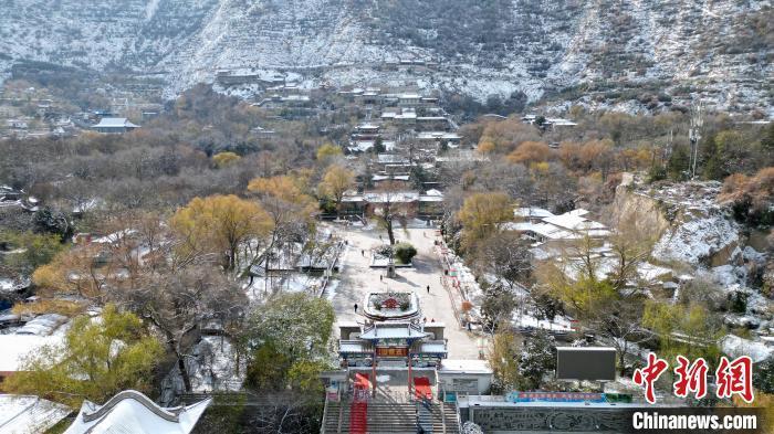 11月25日，甘肃兰州迎来降雪天气。图为航拍兰州五泉山公园雪后美景。中新社记者　九美旦增　摄