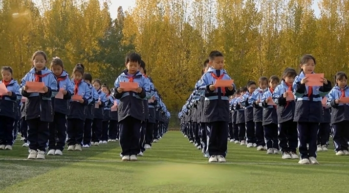 宁晋县古丁桥小学举行“千人诵读校赋”展示活动