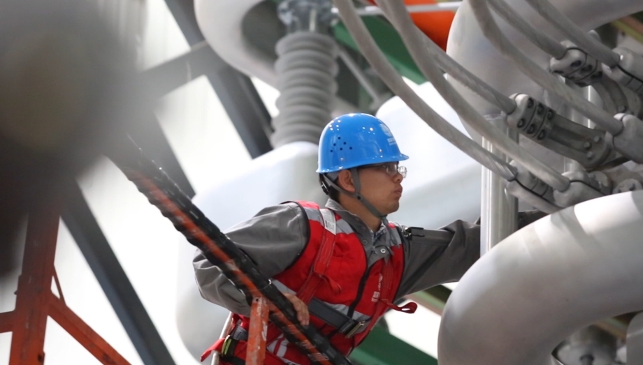 冀北公司职工在张北柔性直流电网工程开展高压直流断路器力矩检查。（潘卓）
