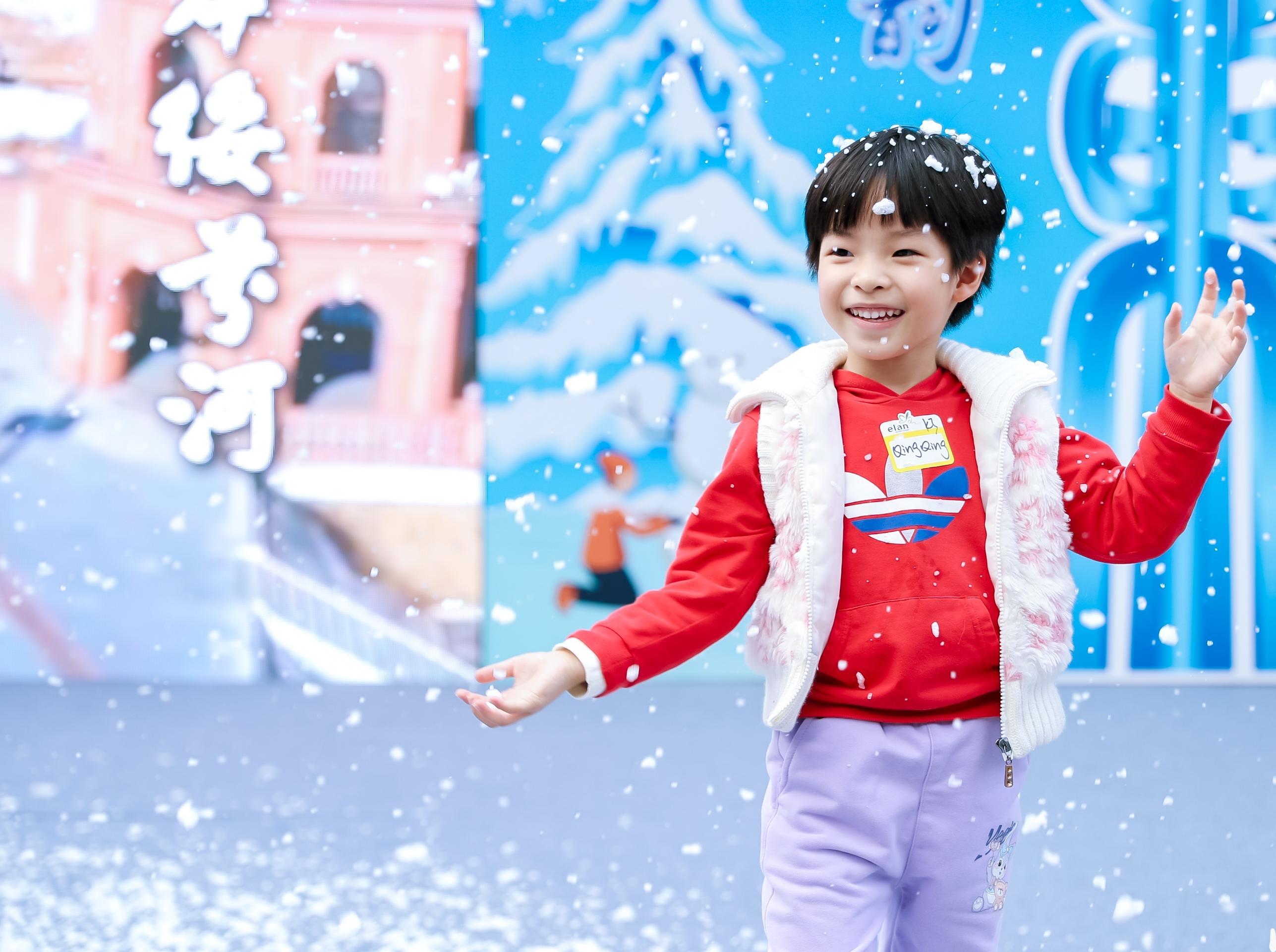 在上海举行的2024年黑龙江冬季旅游推介会上,龙江为上海市民准备了一场“雪”