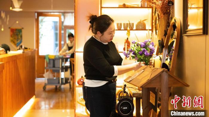 圖為邵文娟正在打理面包店。共青城市融媒體中心供圖