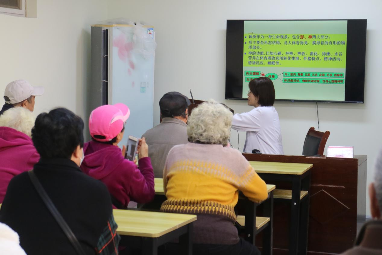 台东街道新华里社区举办“幸福青岛，冬季暖阳”养生义诊活动