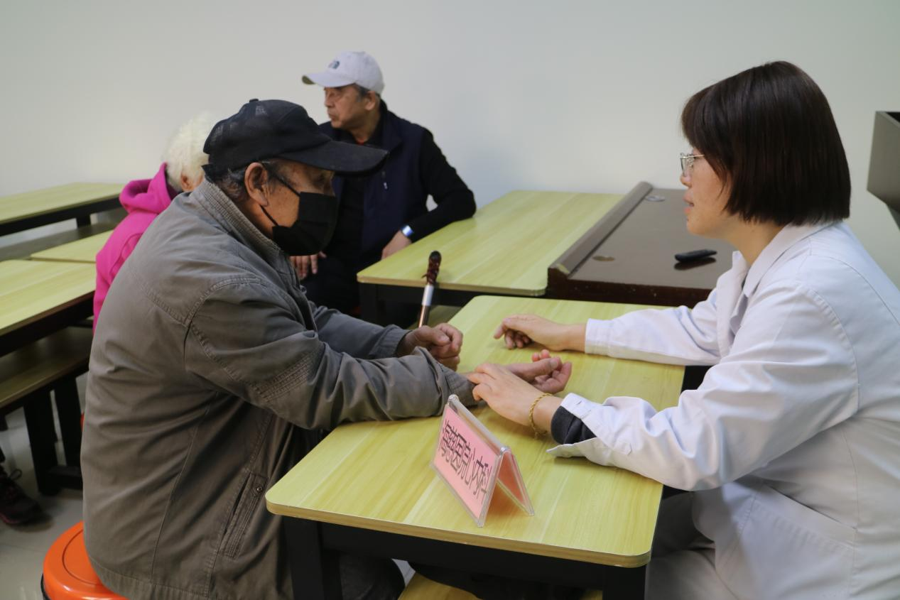 台东街道新华里社区举办“幸福青岛，冬季暖阳”养生义诊活动