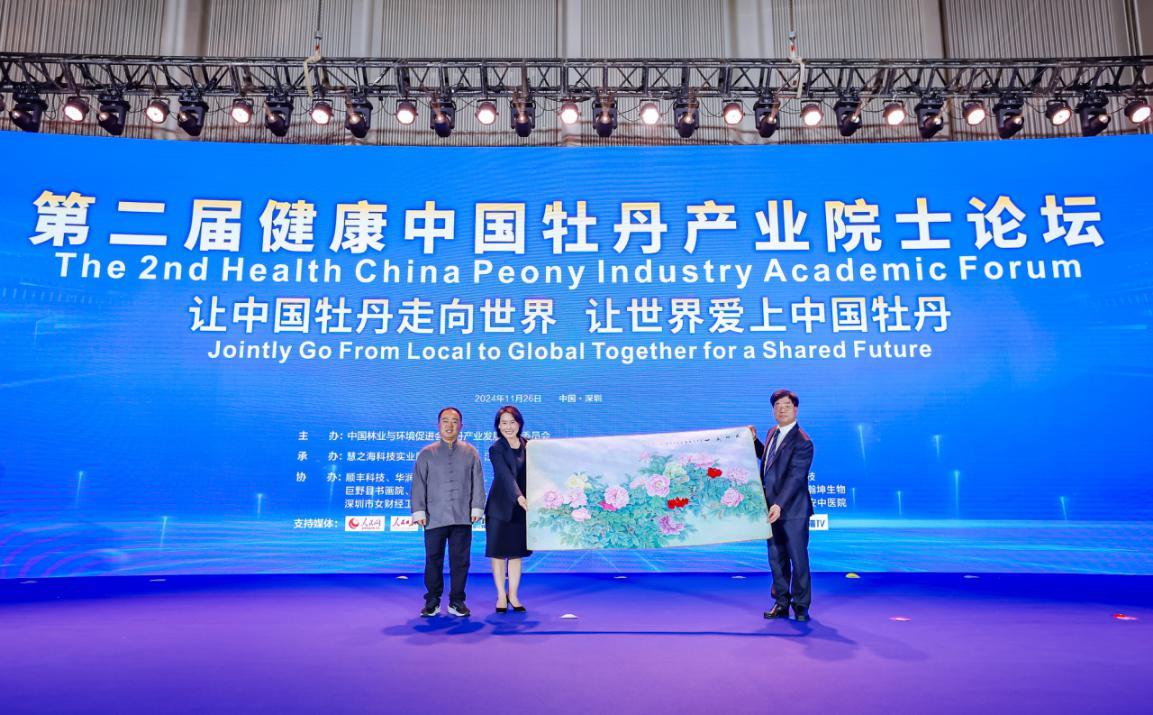 巨野书画院侯福常副院长（左一 ）赠画予深圳