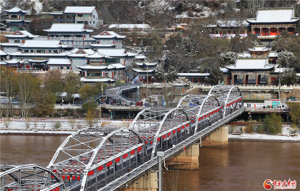 一夜雪絮至　金城披银装