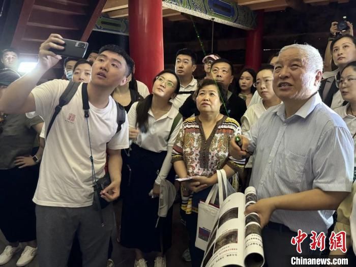 2024年8月，李玉虎(前排右一)在西安长乐门正楼内檐现场授课。(陕西师范大学历史文化遗产保护教育部工程研究中心供图)