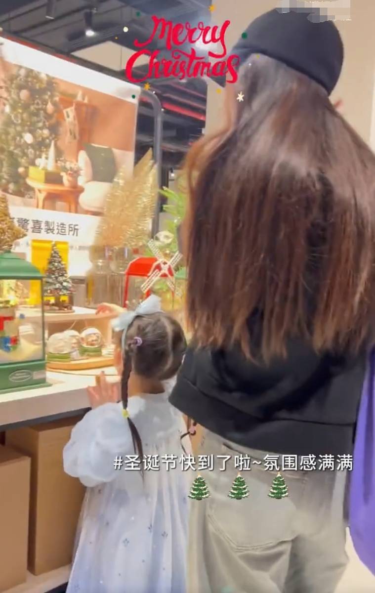 郭碧婷陪同女儿选购圣诞节礼物。
