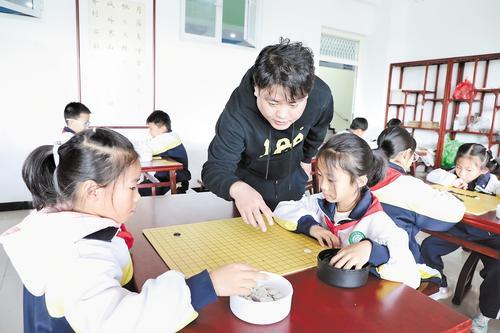日前，邢台市马路街小学学生在课后服务时间上围棋课。受访学校供图
