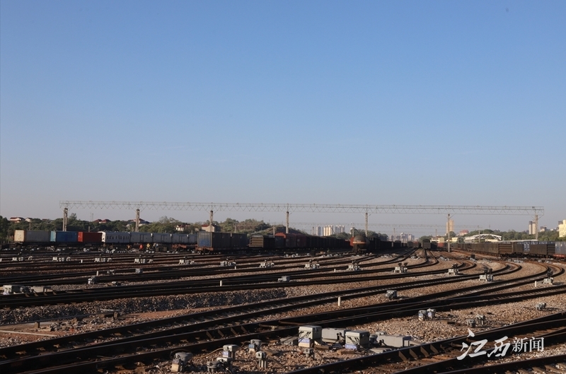 ▲鹰潭驼峰场溜放编组站。摄影丨通讯员吴培豪