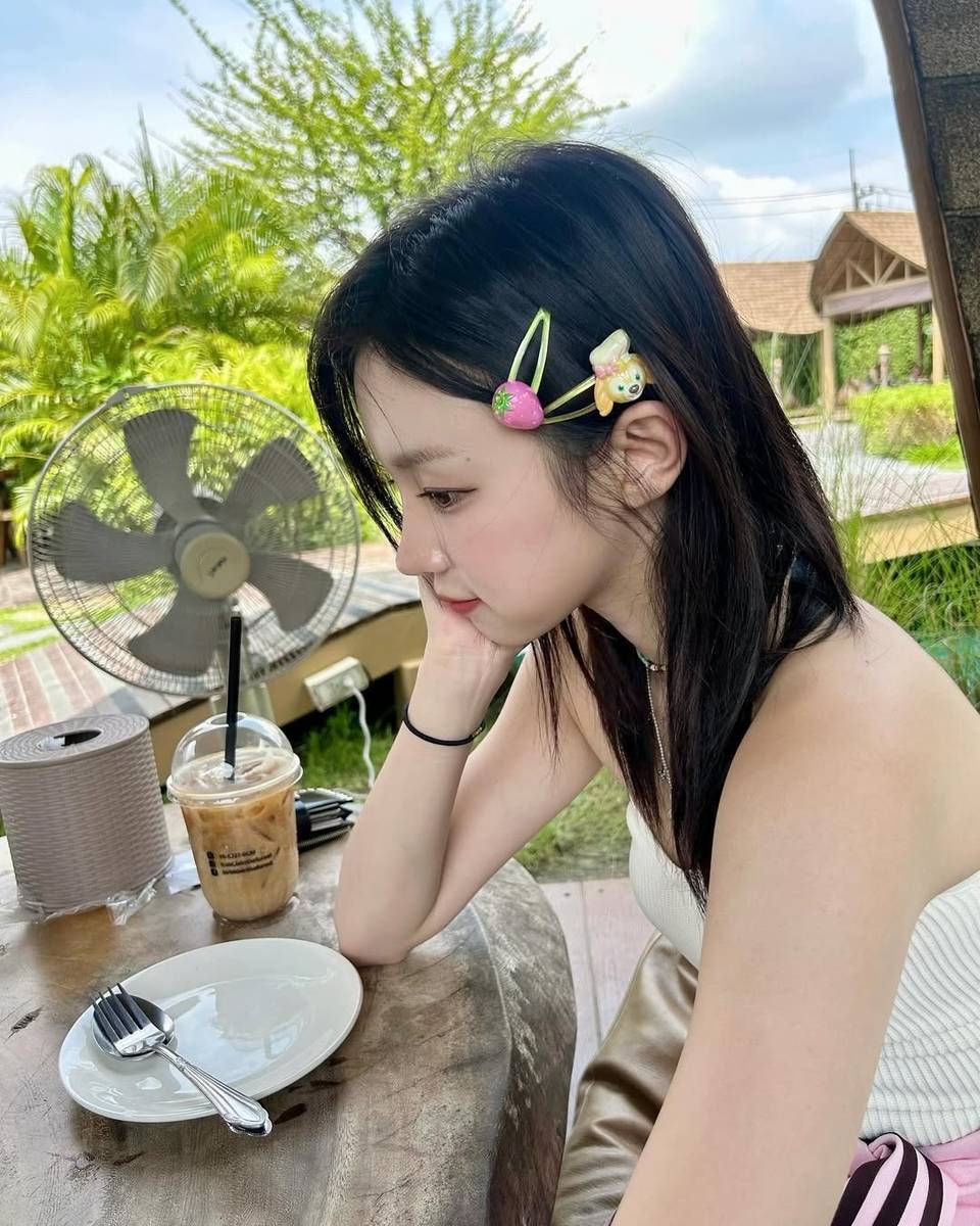 宋雨琦佩戴俏皮发饰，侧脸轮廓迷人。