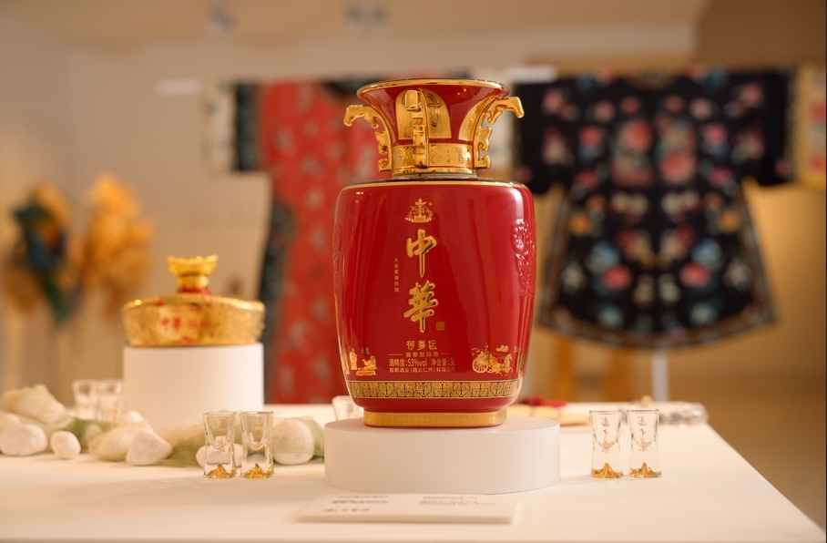 “齐物并生”中国韵味文化展盛大开幕 中华酒和中国非遗名品亮相巴黎