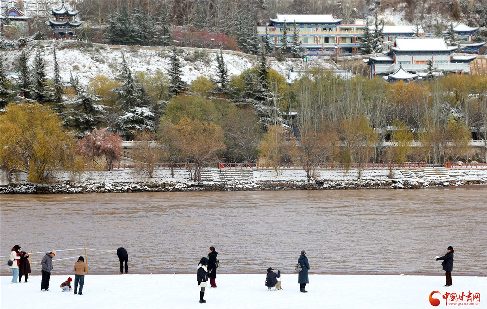 黄河之畔，滚雪球、打雪仗、拍雪景……肆意地玩耍，才能不负今冬的第一场雪。