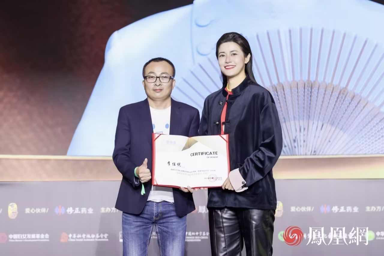 图：李佳悦获颁壹基金乡村儿童足球项目“爱心大使”证书