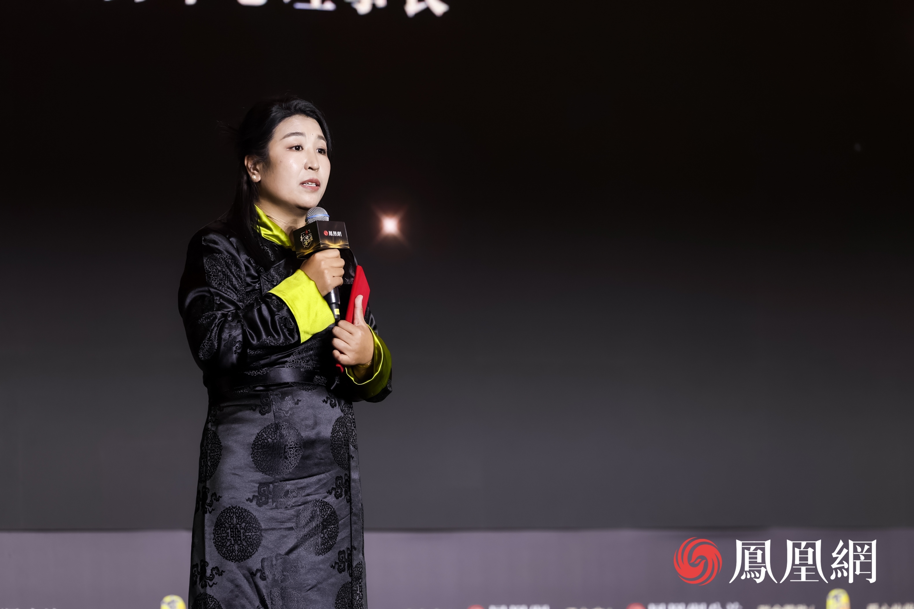 图：西藏星光社会工作服务中心理事长德庆玉珍获得年度十大公益人物