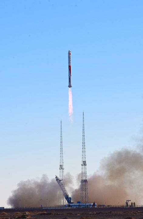 ↑11月27日10时00分，朱雀二号改进型遥一运载火箭在东风商业航天创新试验区发射升空，将搭载的光传01、02试验星顺利送入预定轨道，飞行试验任务获得圆满成功。新华社发（汪江波　摄）