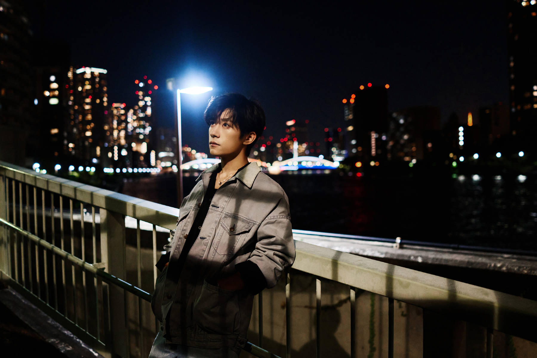 易烊千玺沉浸在午夜的静谧之中。
