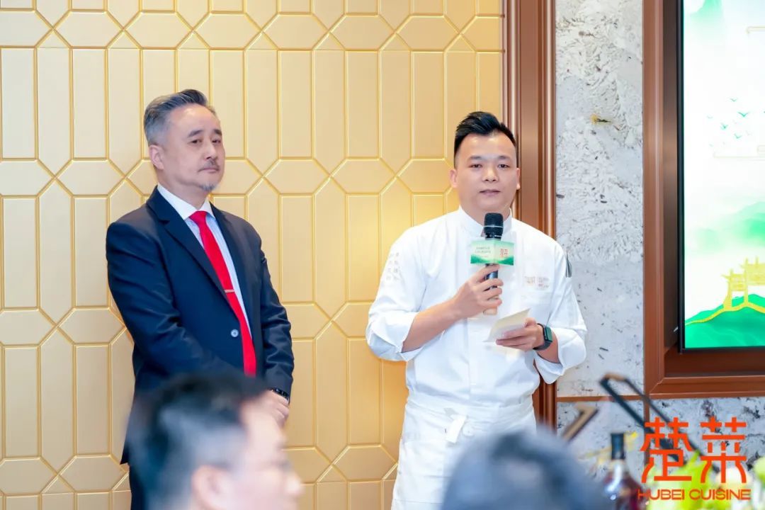 △湖锦酒楼副总经理李谦(左)与至正潮菜主厨植烨(右)讲解菜品