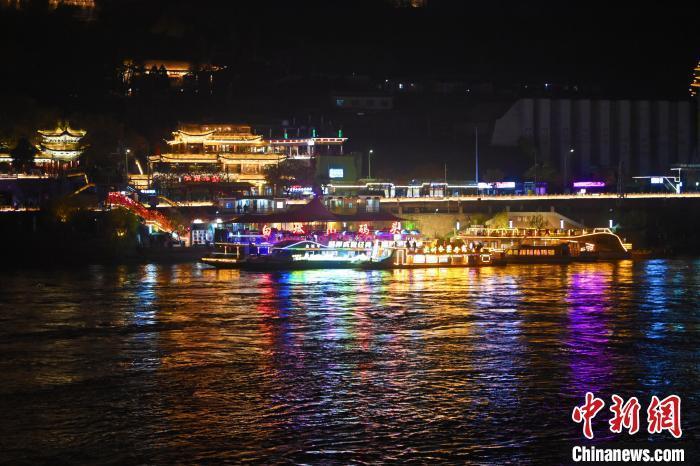 11月22日,甘肃省兰州市白塔山码头,游人半价优惠乘坐游船。中新社记者 李亚龙 摄