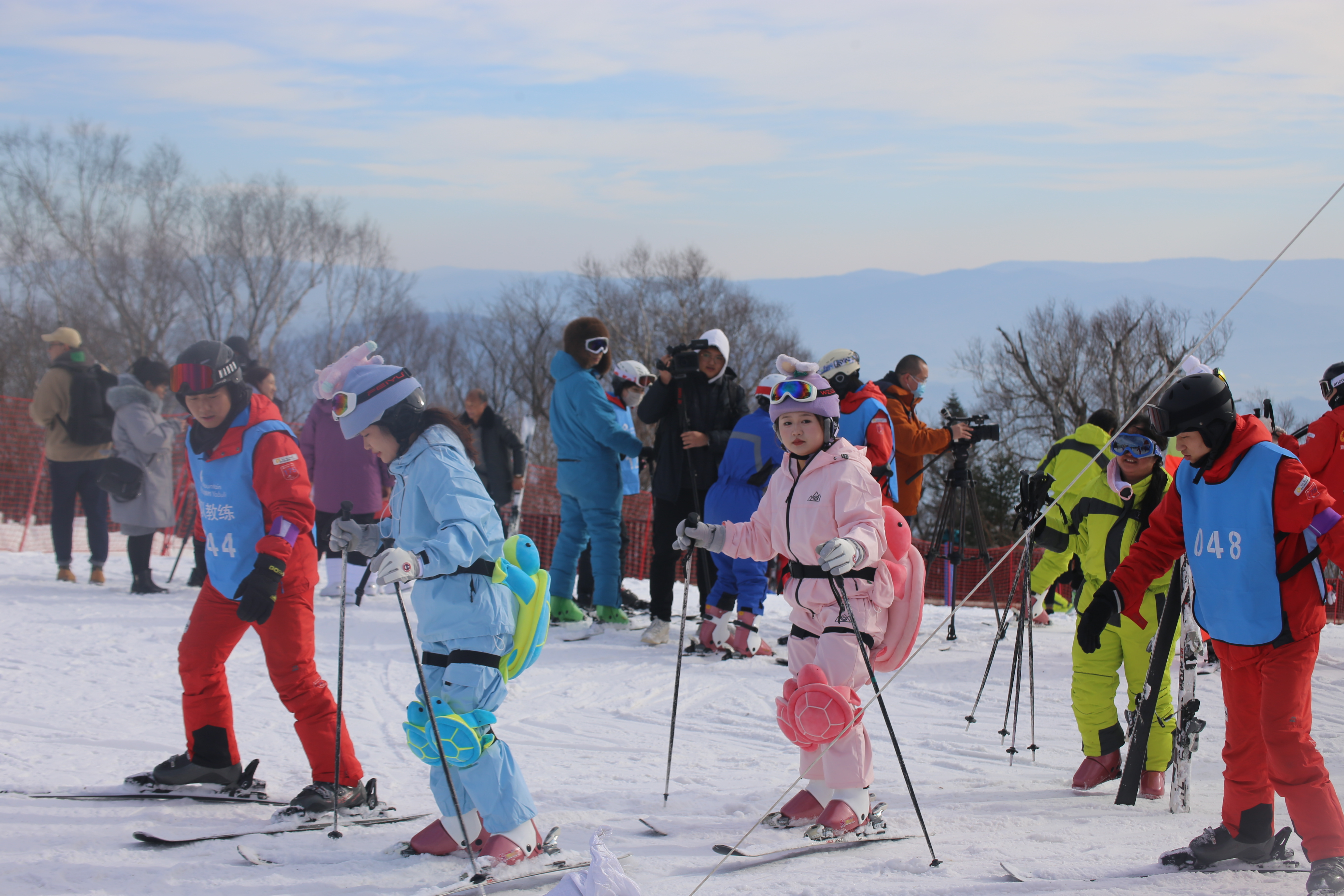 游客们在亚布力阳光度假村滑雪场体验滑雪(图片由雪场提供)