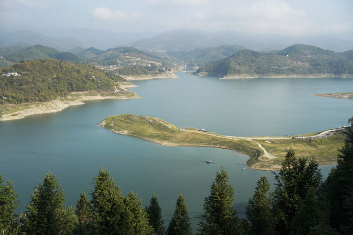 安康市汉滨区流水镇境内的汉江景色(11月6日摄)。