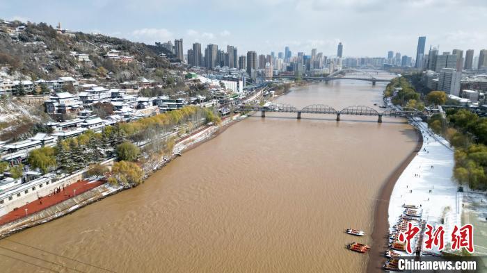 11月25日，甘肃兰州迎来降雪天气。图为航拍黄河两岸雪后美景。(无人机照片)中新社记者　九美旦增　摄