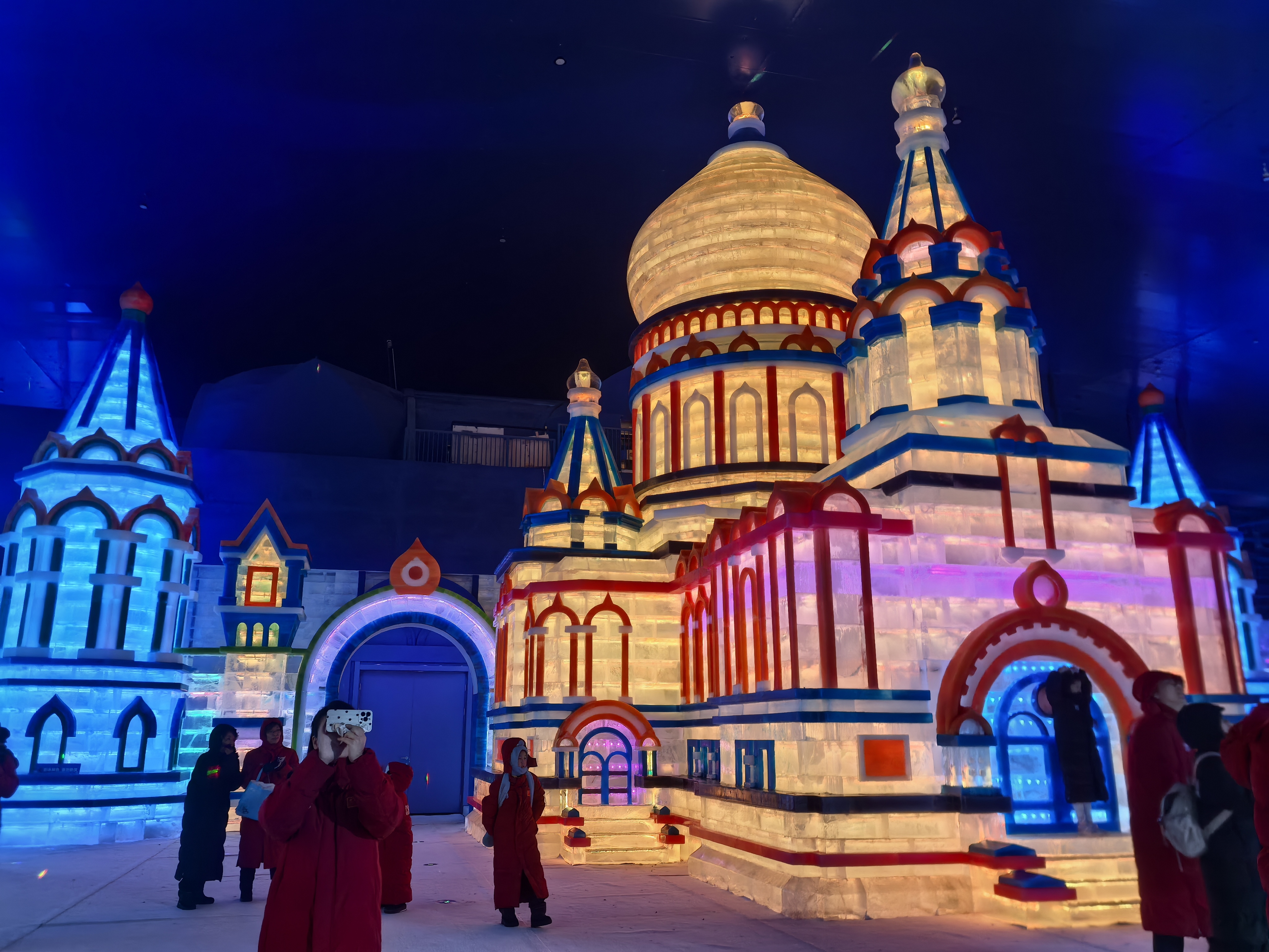 游客在哈尔滨冰雪大世界梦幻冰雪馆内游玩