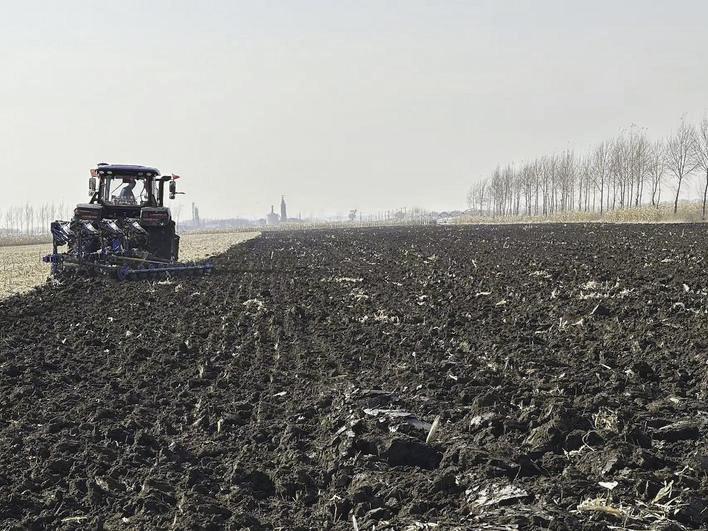 榆树市抢抓落雪封冻前的窗口期,高效利用翻转犁、大马力拖拉机等现代化农业机械,开展土地深翻作业。 姜阔 摄