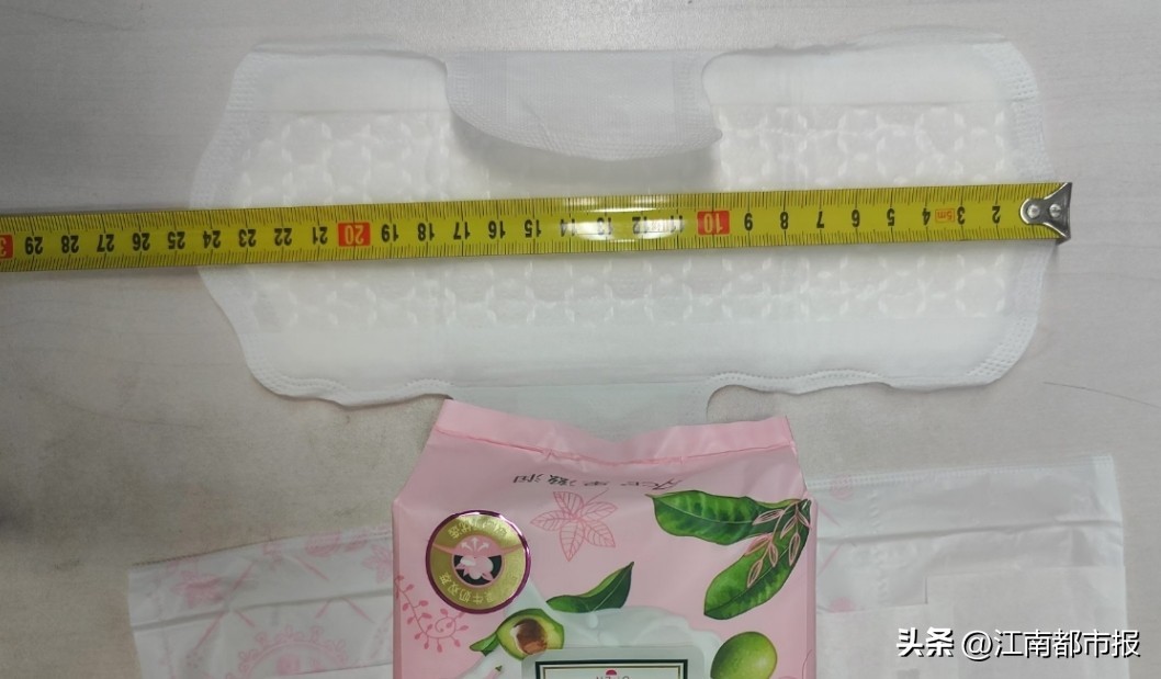 ▲七度空间一款250毫米规格的卫生巾实际长度“缩水”