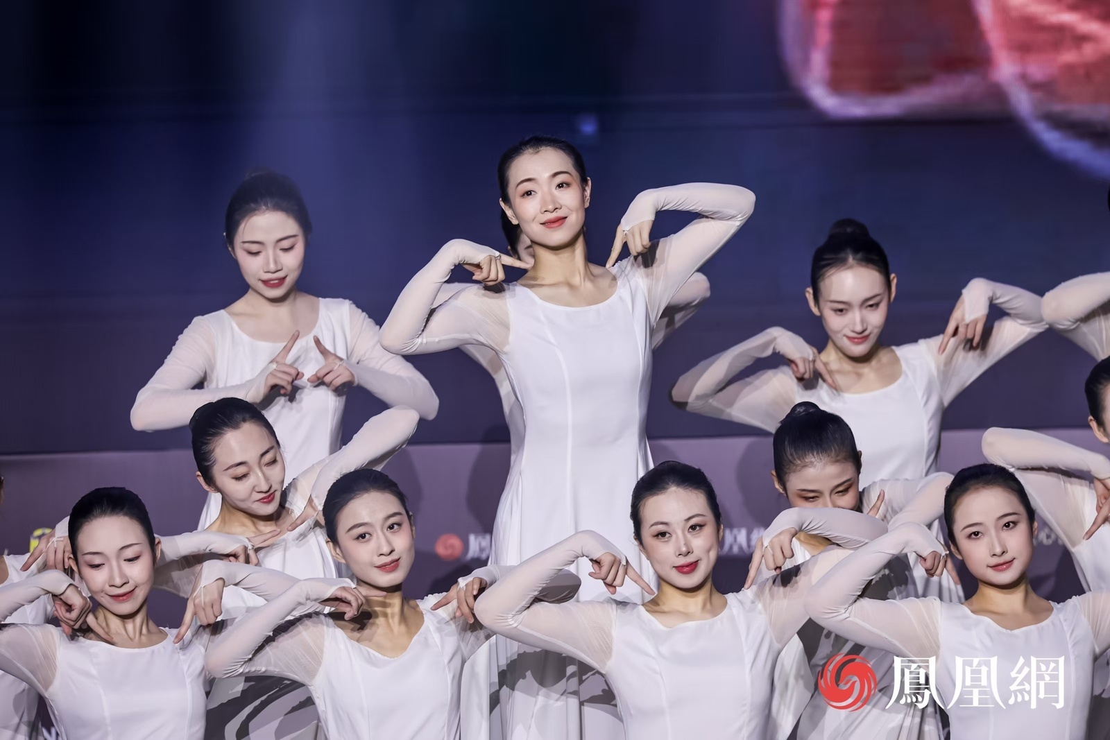 图：中国残疾人艺术团表演手语舞蹈《生命密码》