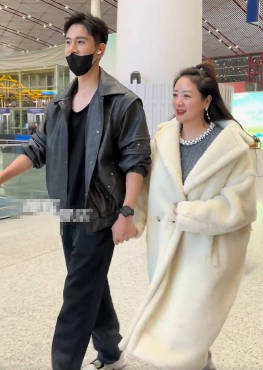 经超与李琳散发出幸福甜蜜的氛围。
