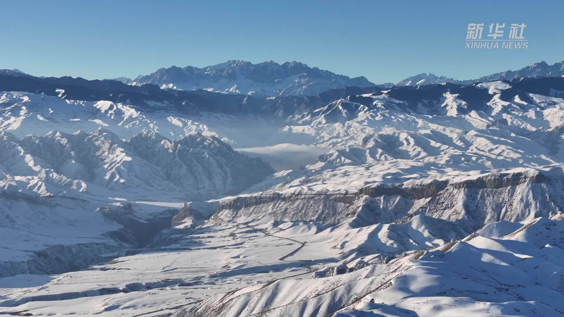 新疆呼图壁县：百里丹霞 雪景如画