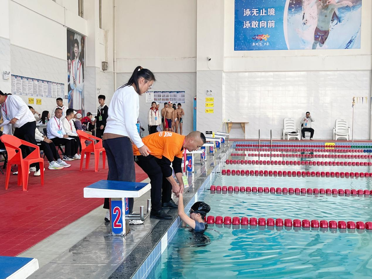 乘风破浪，奋“泳”争先 ——2024年岳阳市中小学运动会游泳比赛在平江二中游泳馆举行