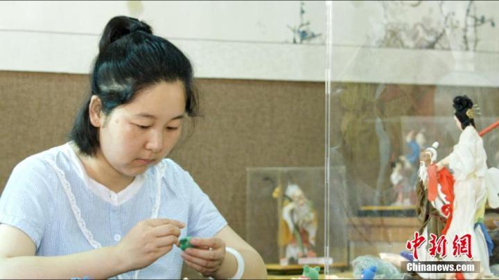 图为青城面塑第四代传承人李思瑶在工作