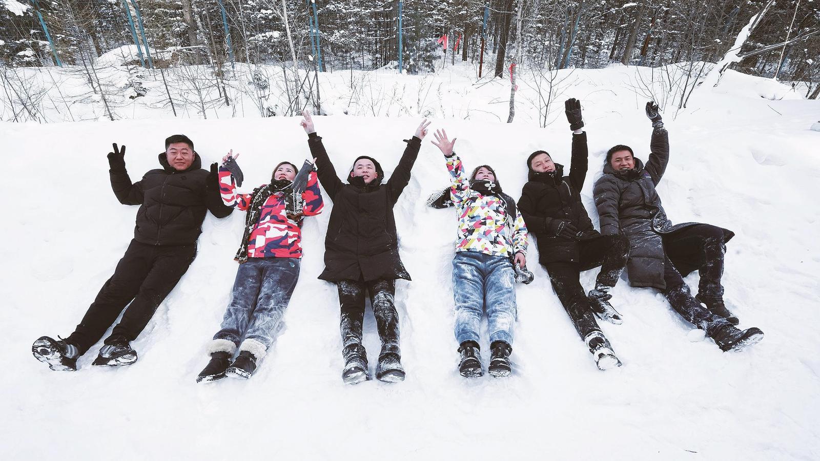 “嗨”玩粉雪。