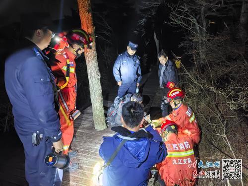 民警和消防队员成功解救被困驴友