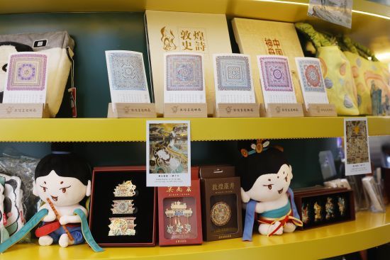 中国2024亚洲国际集邮展览会上展示敦煌元素产品　中新网记者　殷立勤　摄