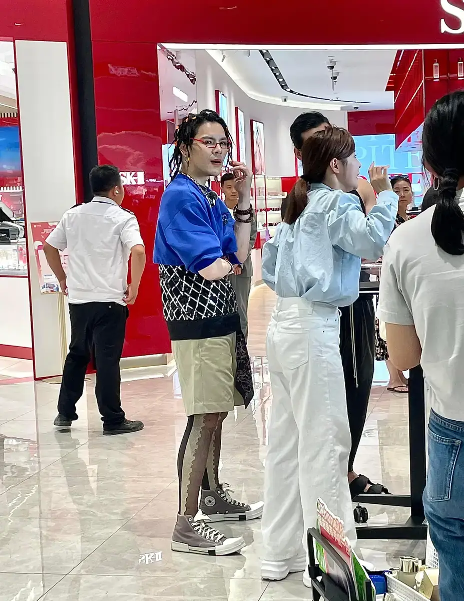 向佐在商场直播被偶遇。