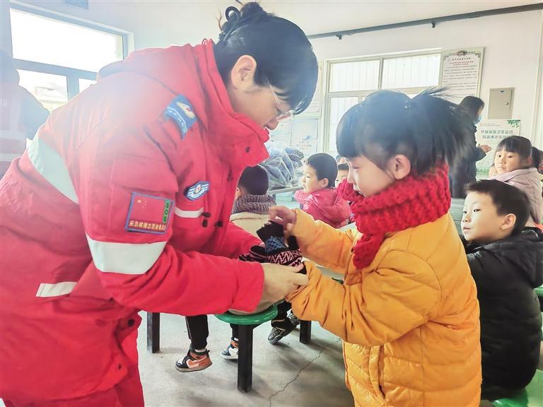 2024“暖冬行动”来到榆中3所学校　兰州日报社全媒体记者　任泽昕　摄