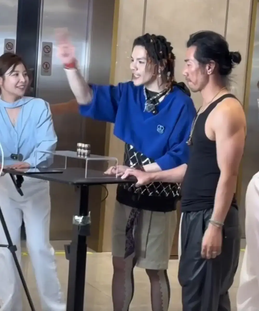 向佐对着镜头直播卖货。